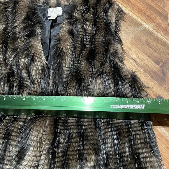Chicos Vest Faux Fur Open Front Sz 1 US M Pockets Animal Print Artsy Soft - Picture 7 of 9